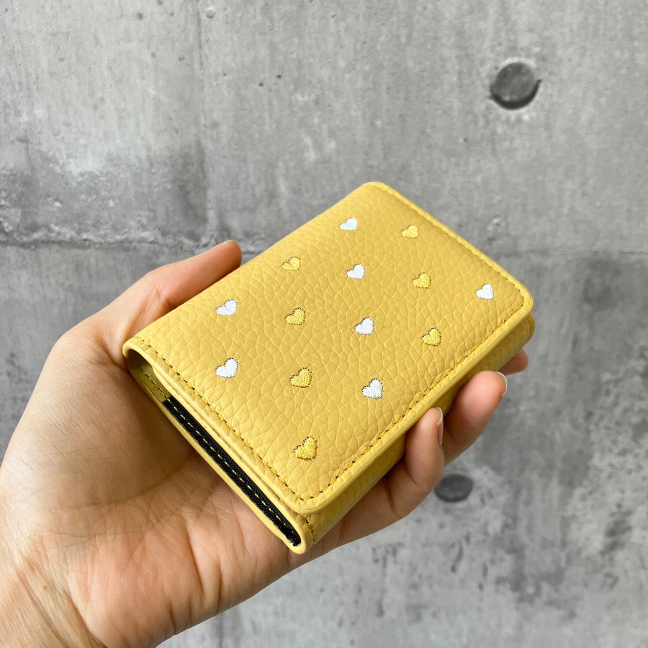 カードケース ハート刺繍で人気のアコーディオン型カードホルダー 【本革製】