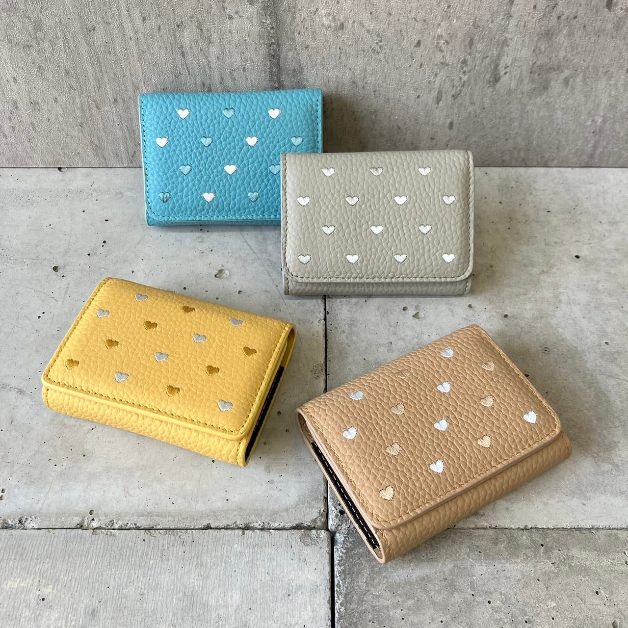 カードケース ハート刺繍で人気のアコーディオン型カードホルダー 【本革製】