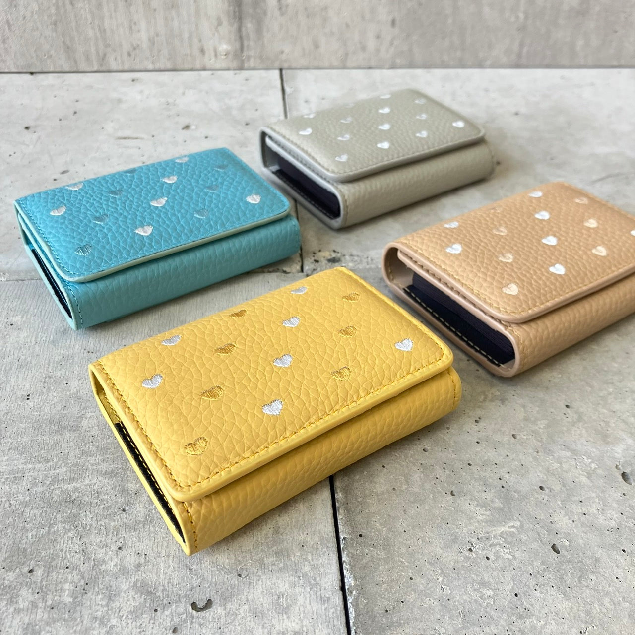 カードケース ハート刺繍で人気のアコーディオン型カードホルダー 【本革製】
