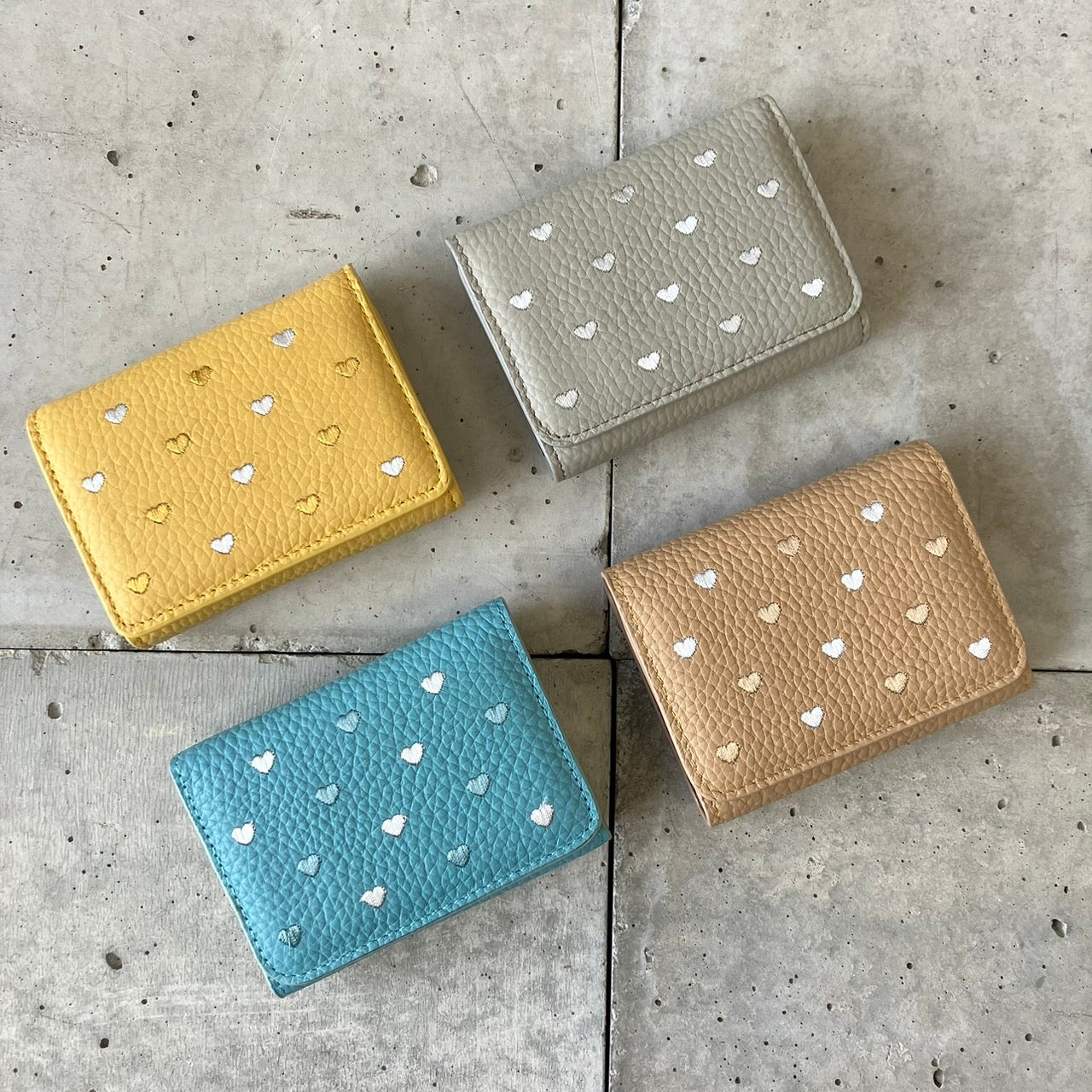 カードケース ハート刺繍で人気のアコーディオン型カードホルダー 【本革製】