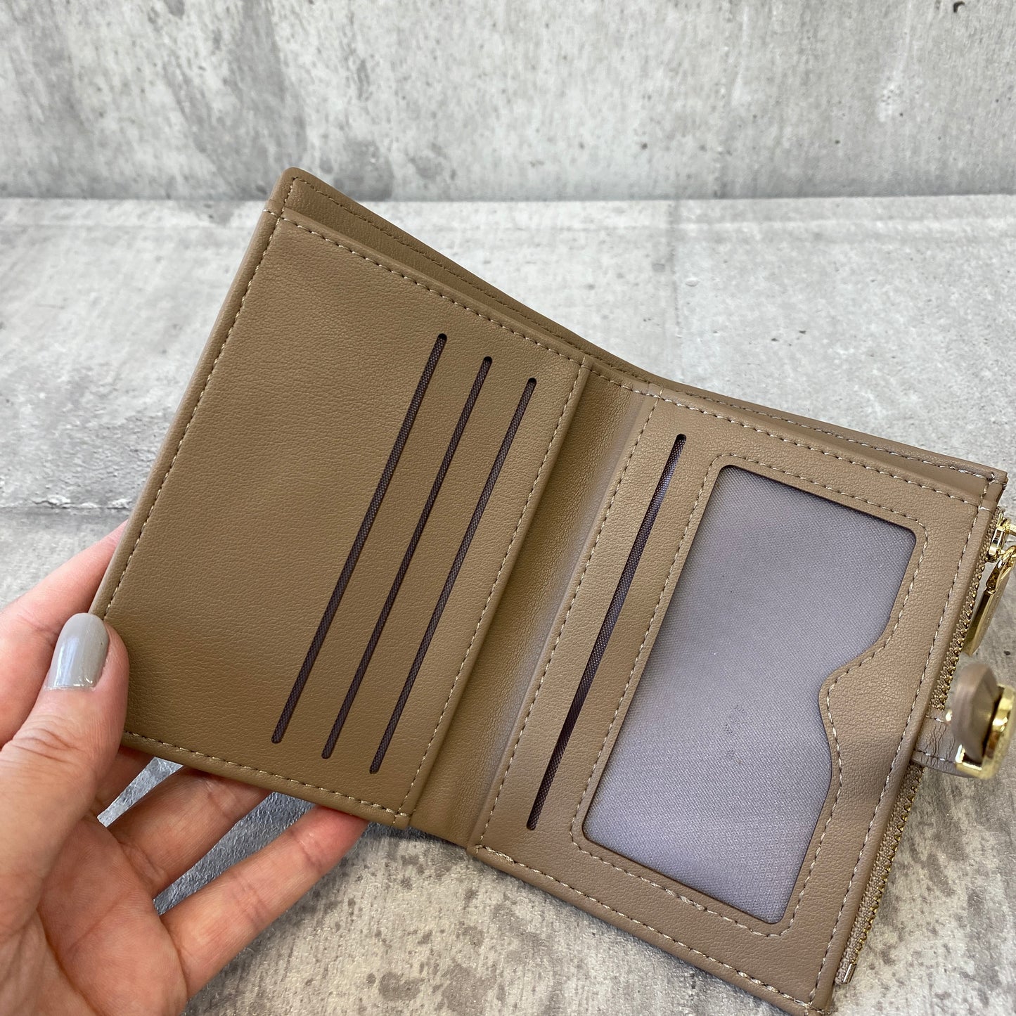 デザインボタン大人シンプル二つ折り財布