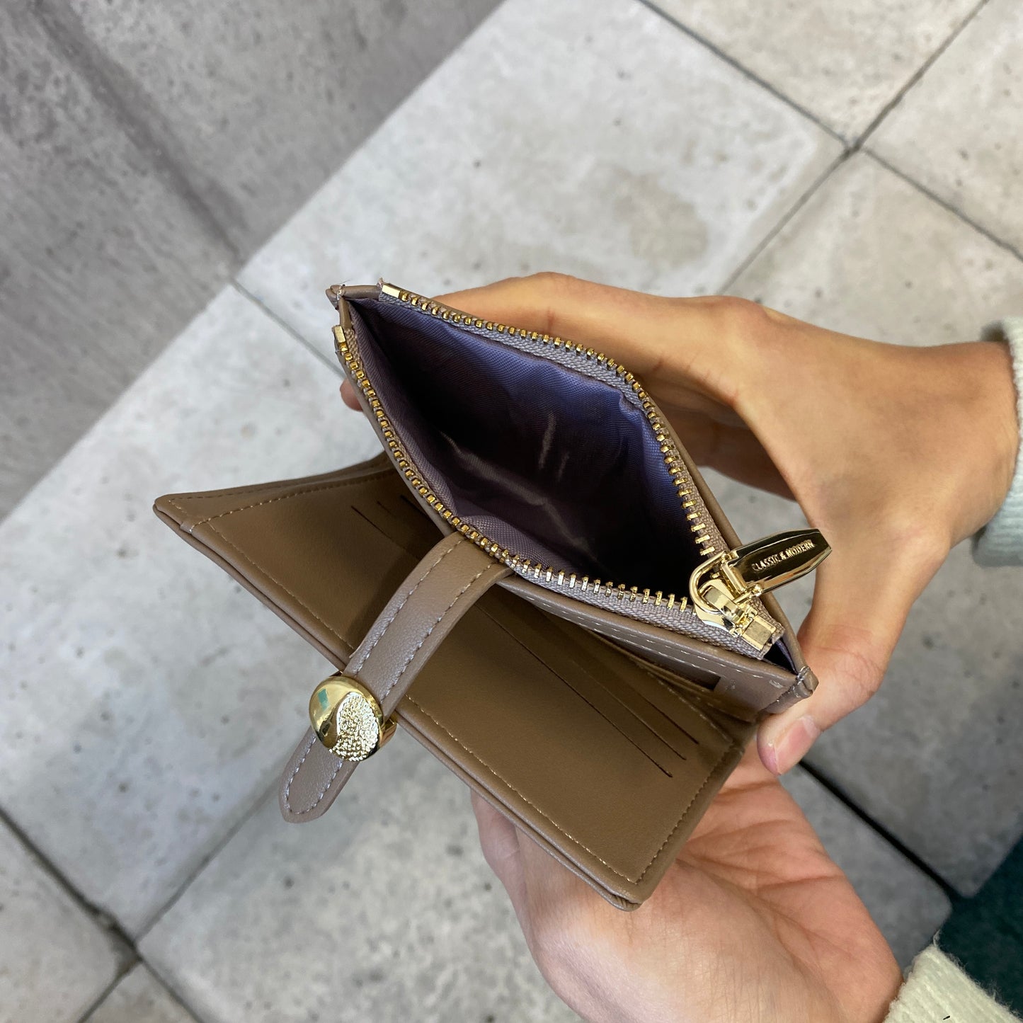 デザインボタン大人シンプル二つ折り財布