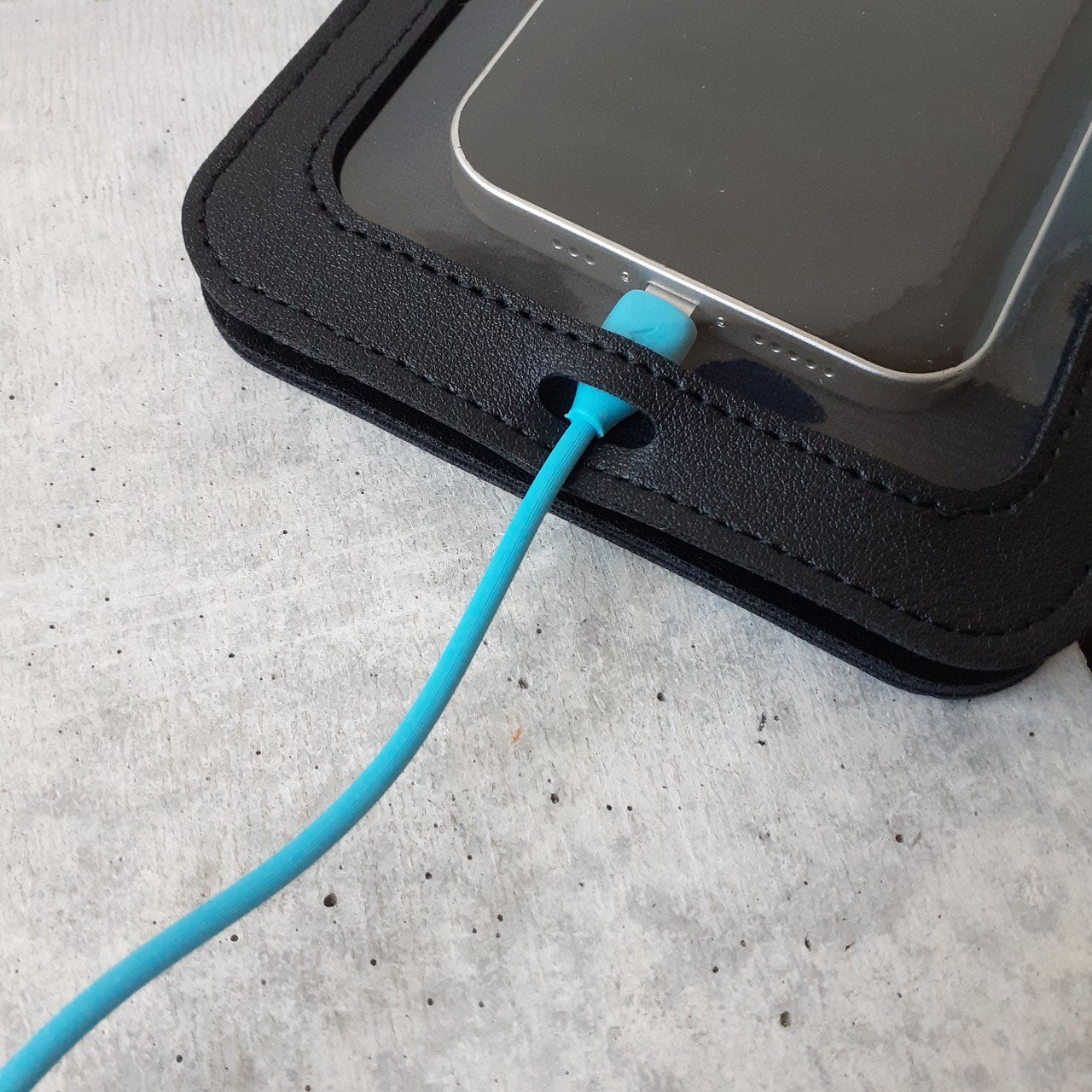 ショルダーに入れたまま充電可能！窓付きスマホショルダー