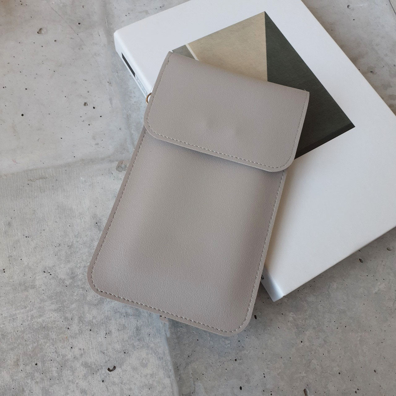 ショルダーに入れたまま充電可能！窓付きスマホショルダー