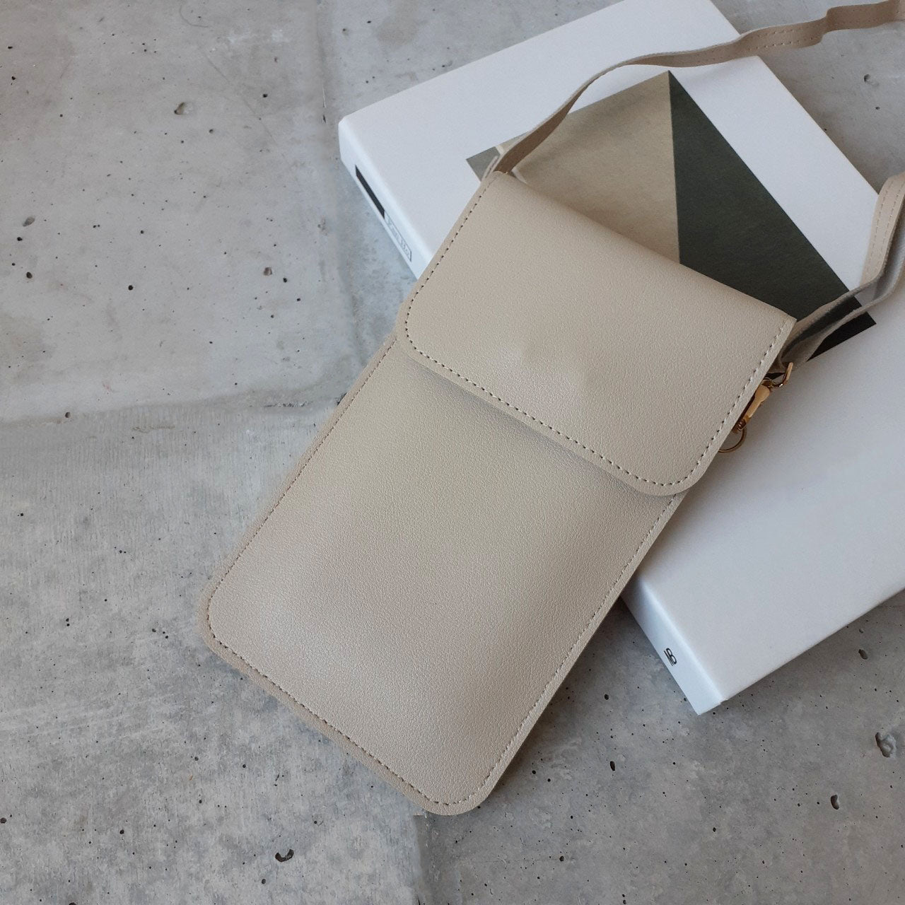 ショルダーに入れたまま充電可能！窓付きスマホショルダー